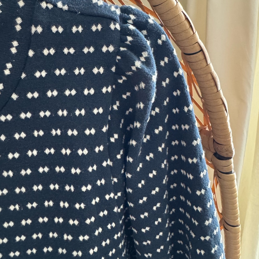 Madewell Puff-Sleeve Mockneck Top in Bow-Tie
Jacquard, Dark Midnight color way. - Picture 3 of 7